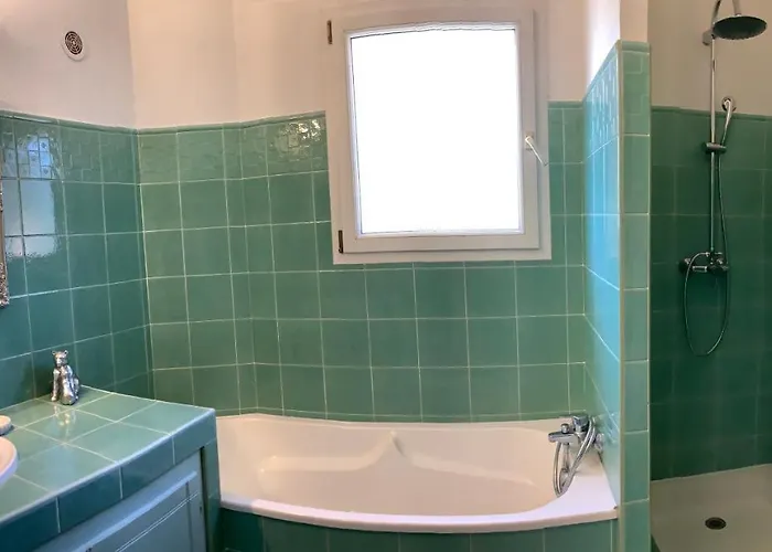 Azura, Vue Panoramique Et Proche A Santa Giulia, Piscine Chauffee 别墅 *