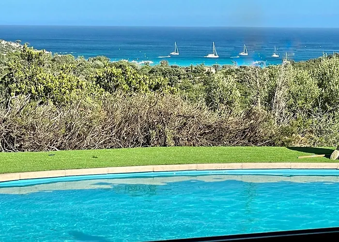 Azura, Vue Panoramique Et Proche A Santa Giulia, Piscine Chauffee