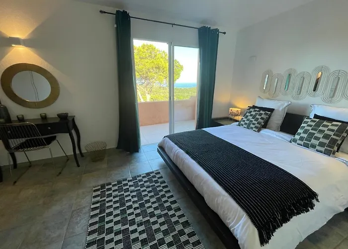 Azura, Vue Panoramique Et Proche A Santa Giulia, Piscine Chauffee