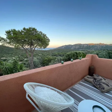Villa Azura, Vue Panoramique Et Proche A Santa Giulia, Piscine Chauffee