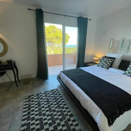 Azura, Vue Panoramique Et Proche à Santa Giulia, Piscine Chauffée