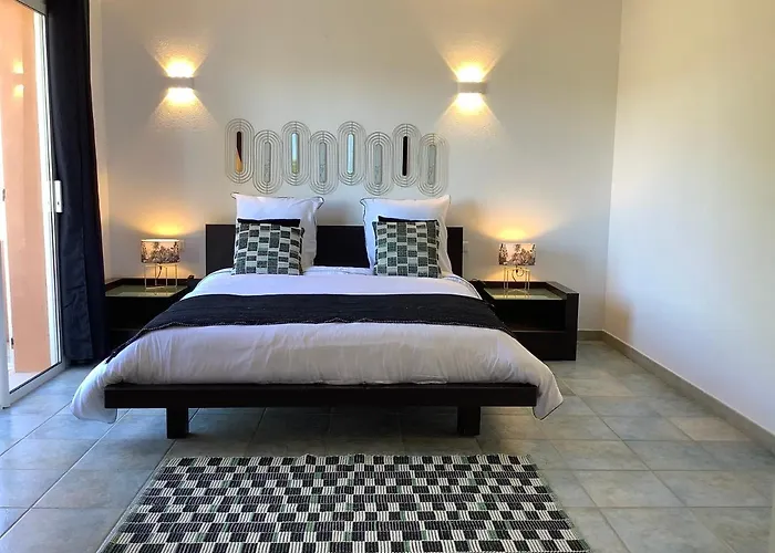 Azura, Vue Panoramique Et Proche A Santa Giulia, Piscine Chauffee Villa