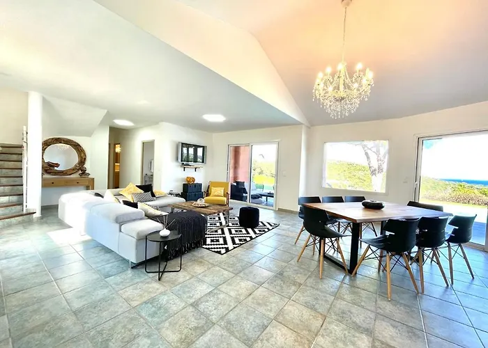 Villa Azura, Vue Panoramique Et Proche A Santa Giulia, Piscine Chauffee